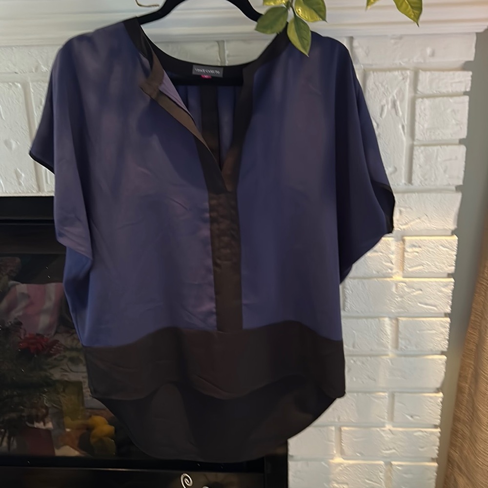 Vince Camuto, bat wing sleeve Hi low hem, v neck, M, Black/Blue